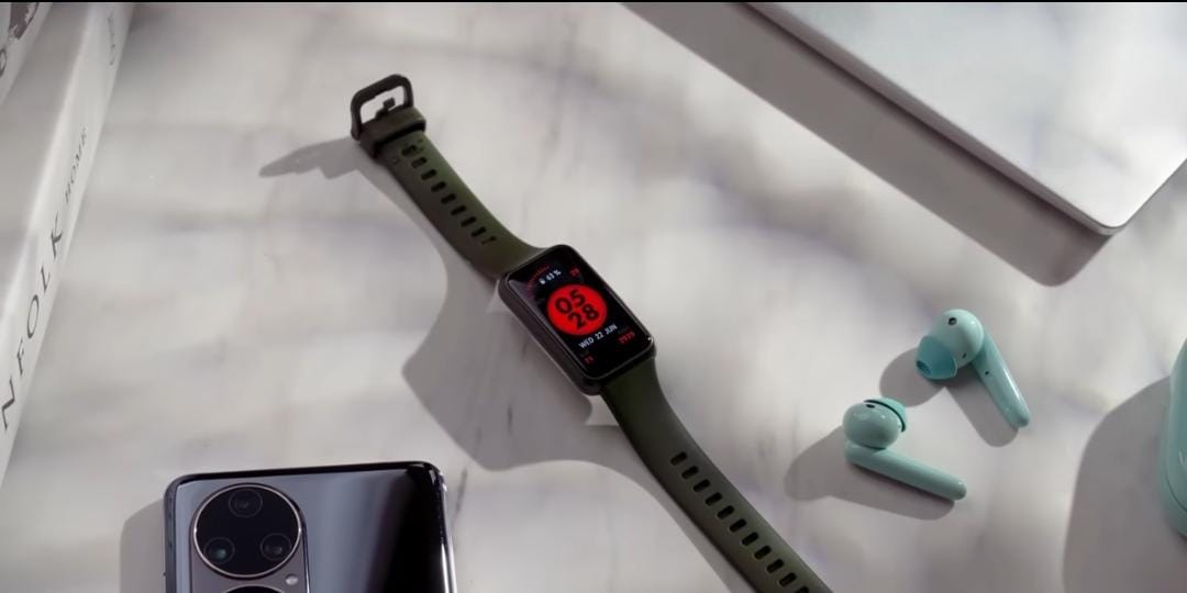 Review Huawei Watch Fit 4 Pro dengan baterai 10 hari, desain mirip Apple Watch Ultra, dan harga Rp3 jutaan.