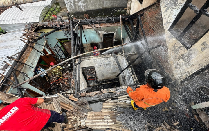 TETAP WASPADA: Petugas Damkar ketika memadamkan api yang melahap rumah di Desa Dawuhan, Kecamatan Trenggalek.