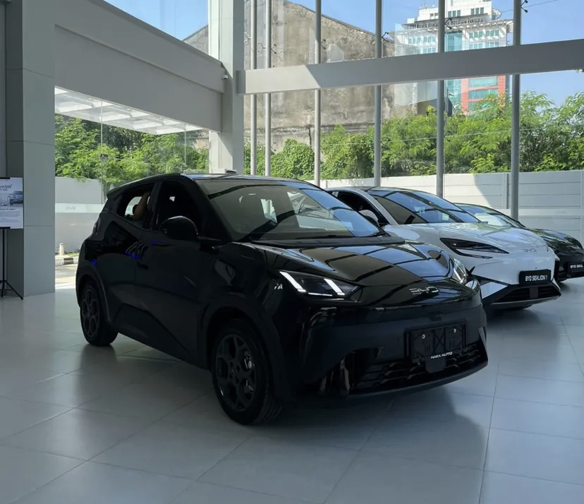 BYD Atto 1 harga Rp195 juta resmi di Indonesia. Mobil listrik pintu lengkap ini mengancam LCGC bensin dengan fitur dan desain modern.