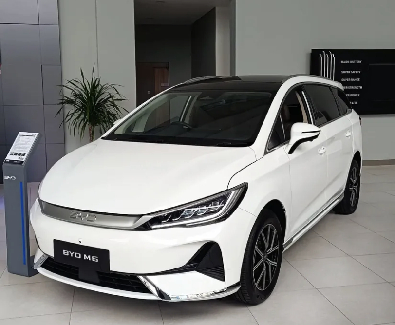 Pajak mobil listrik BYD M6 ternyata nol rupiah. Simak ulasan lengkap plus minus BYD M6 setelah dipakai seminggu penuh di sini.
