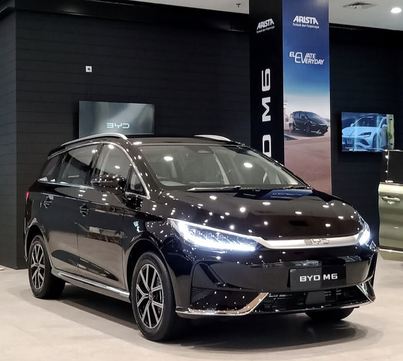BYD M6 mobil listrik 7 seater termurah di Indonesia makin laris. Dipakai Grab hingga Bluebird, segini harga, fitur, dan minusnya.