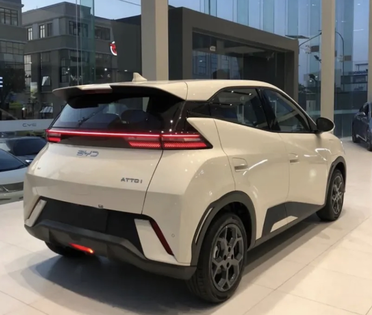 BYD Atto 1 harga Rp195 juta diuji di GIIAS. Nyaman dikendarai, fitur lengkap, dan siap mengganggu pasar mobil bensin murah.