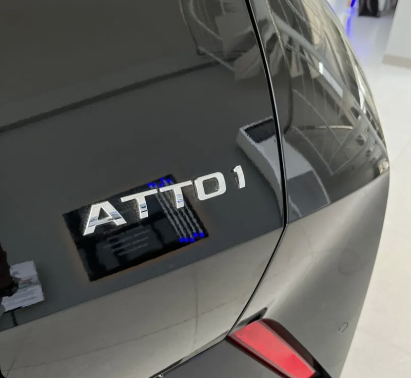 Penjualan mobil listrik di Indonesia turun awal 2026. BYD tergeser Honda Brio, masalah charger dan rumah jadi faktor utama.