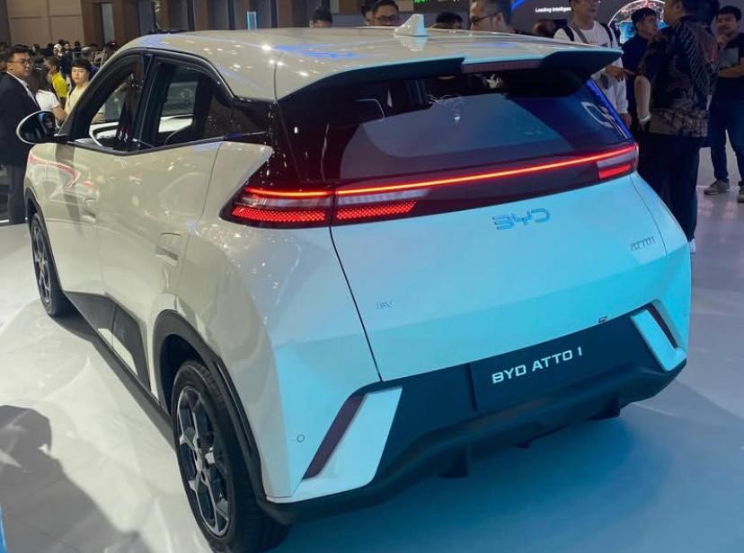 BYD Atto 1 harga Rp195 juta resmi hadir di Indonesia. Mobil listrik murah ini siap gempur Brio dan Agya dengan fitur modern.