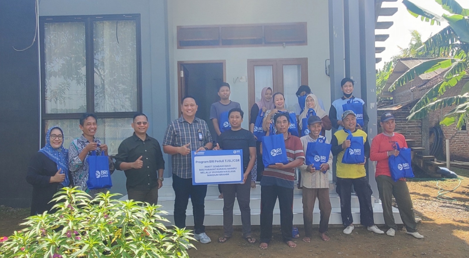 BRI Branch Office Trenggalek melalui program BRI Peduli menyalurkan paket sembako di Yayasan Maulana Makdum Ibrahim, Desa Bendorejo, Kecamatan Pogalan, Kabupaten Trenggalek, pada Jumat (20/2). 