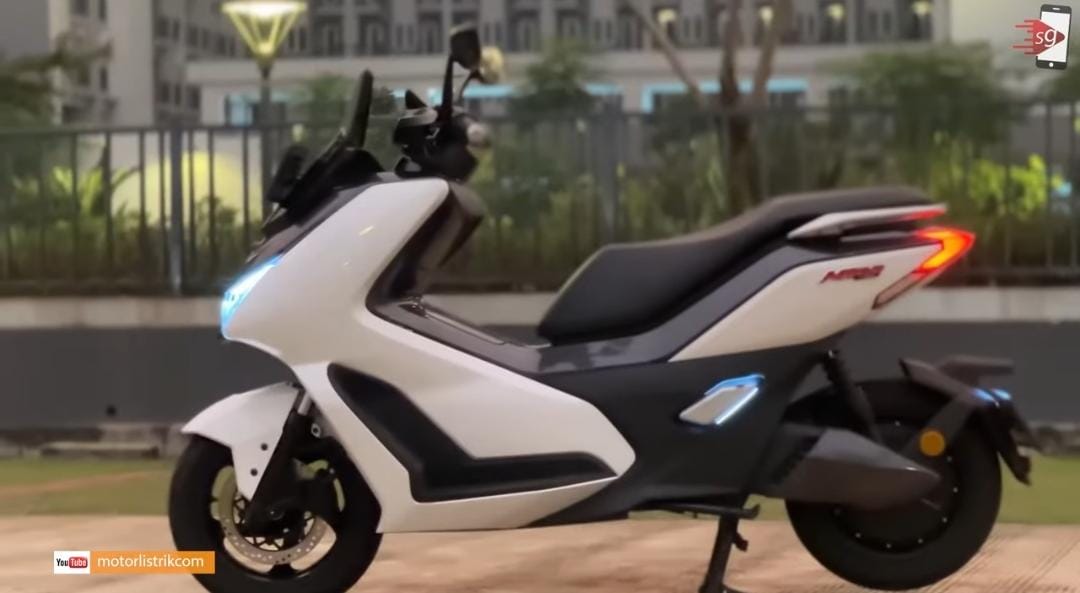 Rekomendasi sepeda motor listrik premium terbaik 2025, jarak tempuh 150 km dan harga mulai Rp17 jutaan.