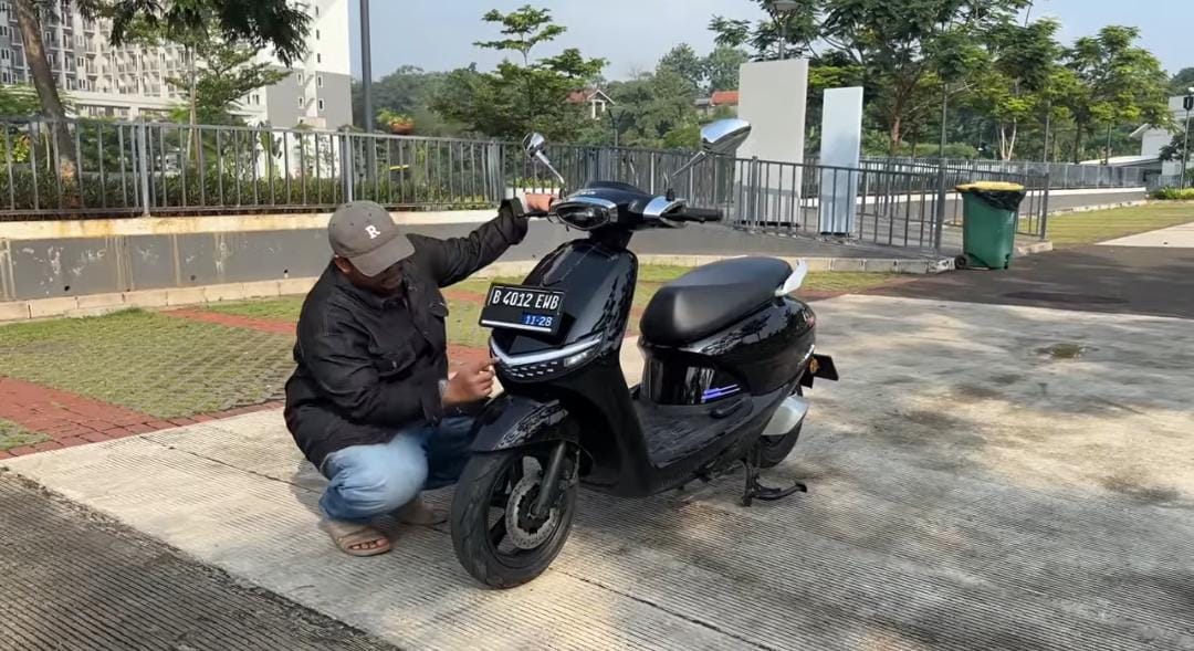 Motor listrik Uinfly T90 harga Rp7 jutaan, top speed 66 km/jam dan bagasi 27 liter. Simak review lengkapnya di sini.