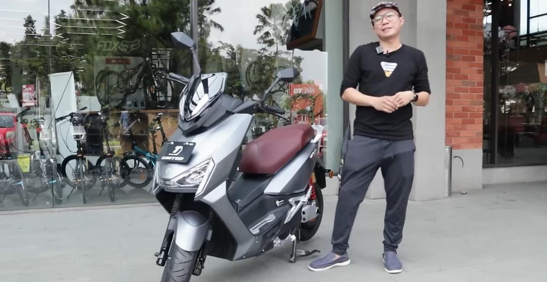 United TX3000 motor listrik 3.000 watt, dua baterai 120 KM, fitur lengkap dan harga Rp49,9 juta.