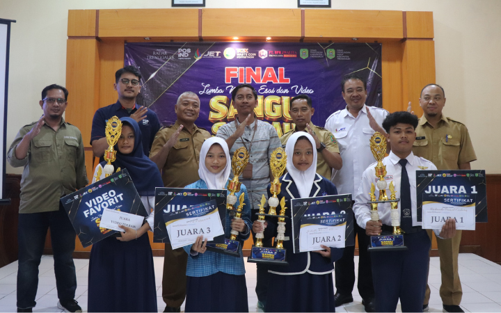 KOLABORASI: Jajaran panitia dan mitra bersama pemenang lomba &ldquo;Sangu Sampah&rdquo; berfoto di Aula DLH, Selasa (24/2).