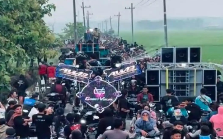 Ribuan warga padati jalan Desa Jatibanjar, Ploso, saat patrol sahur sound horeg menggema sejak dini hari.