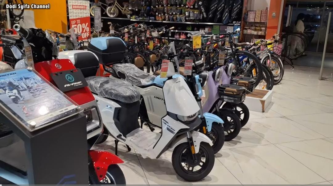 Update harga sepeda listrik Januari 2026 di Transmart Cibubur, mulai Rp2,9 juta. Cek daftar lengkap Exotic, United, Pacific!