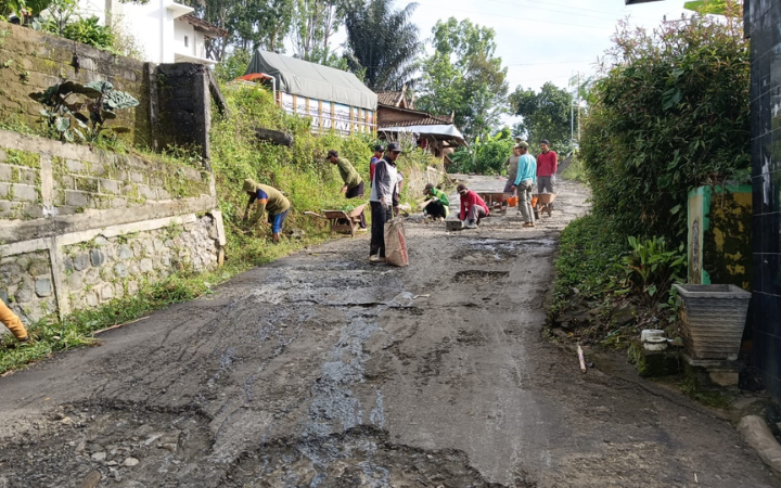 Berlubang : Pemerintah  Desa Karanganyar bersama masyarakat bergotong royong pemberbaiki jalan menggunakan dana swadaya masyarkat.
