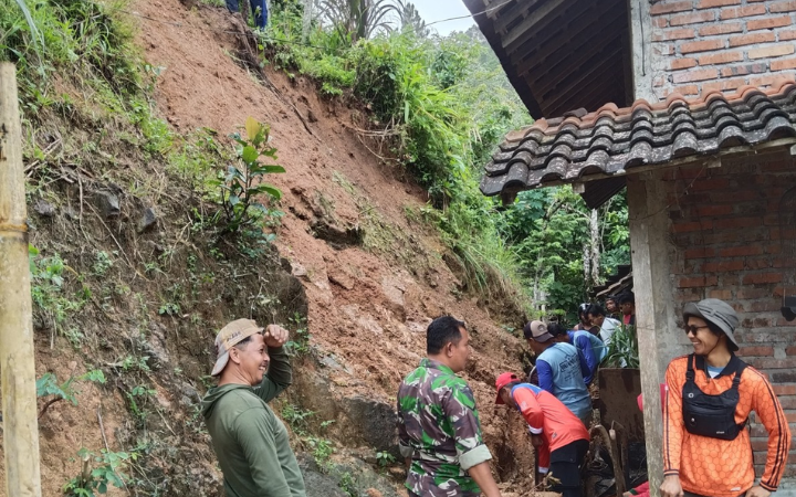 TAK ADA KORBAN JIWA: BPBD Trenggalek bersama multisektor sedang melakukan pembersihan material longsor di Desa Ngadimulyo, Kecamatan Kampak. 