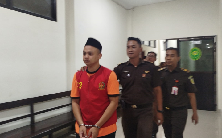 SUDAH SELESAI: Awang setelah menjalani sidang terakhir dan akan  menjalani sisa masa tahanan setelah kasusnya inkrah.