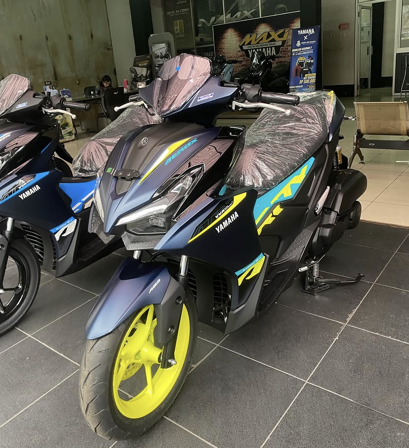 Yamaha Aerox Cyber City 2025 hadir dengan mesin 155cc baru, rem cakram belakang, dan suspensi anti jedak-jedok. Cek spesifikasi lengkapnya d