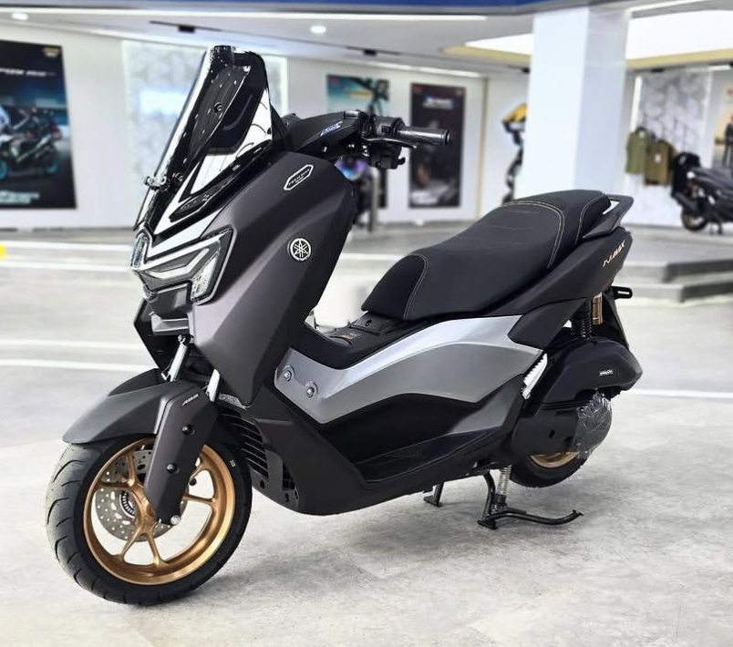 Review jujur Yamaha NMAX Turbo setelah 1.000 KM. Kupas tuntas masalah shock depan, konsumsi BBM, hingga tips modifikasi agar makin nyaman!