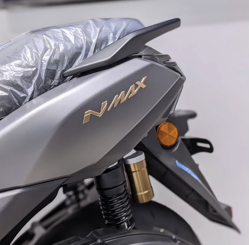 Cek warna baru Yamaha NMAX 2026! Kini tipe Neo punya Matte Blue yang mewah dan tipe Turbo hadir dengan Ceramic Grey ala XMAX. Intip harganya di sini!