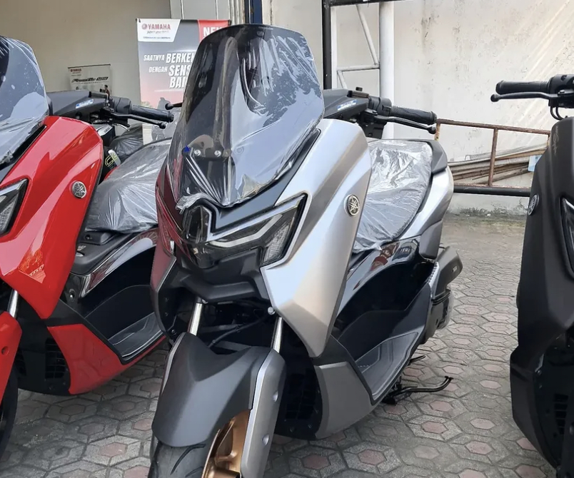 Adu tangguh Yamaha NMAX Turbo vs Honda ADV 160! Simak ulasan performa nanjak, fitur navigasi, hingga konsumsi BBM skutik bongsor paling hits di 2025.