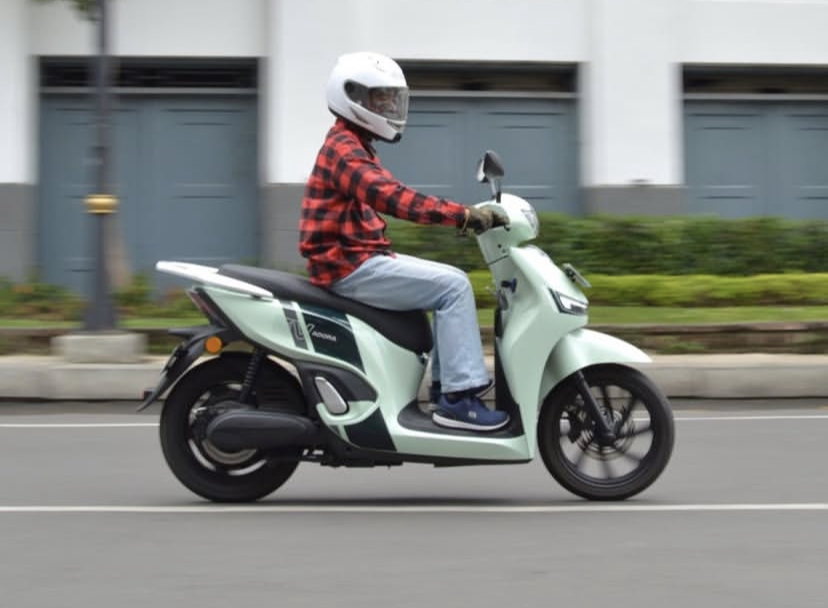 Indomobil Adora 2025 hadir dengan fitur mirroring, TCS, dan baterai 2,45 kWh. Simak spesifikasi dan harga resminya!