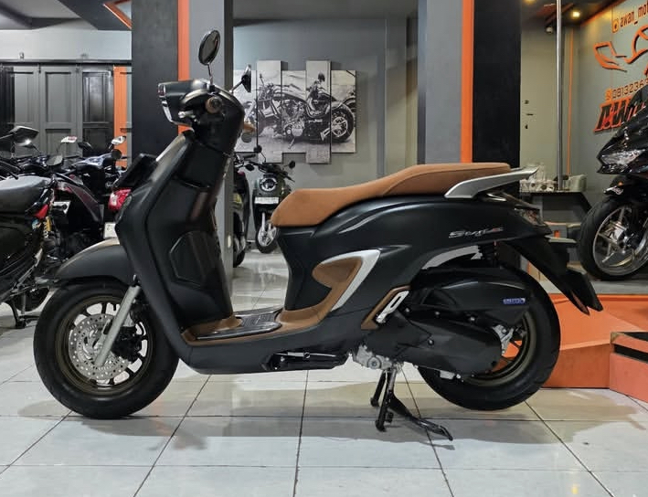 Cek spesifikasi dan harga terbaru Honda Stylo 160 CBS 2025. Skutik retro paling bertenaga di kelasnya dengan mesin 160cc eSP+ dan fitur Keyless!