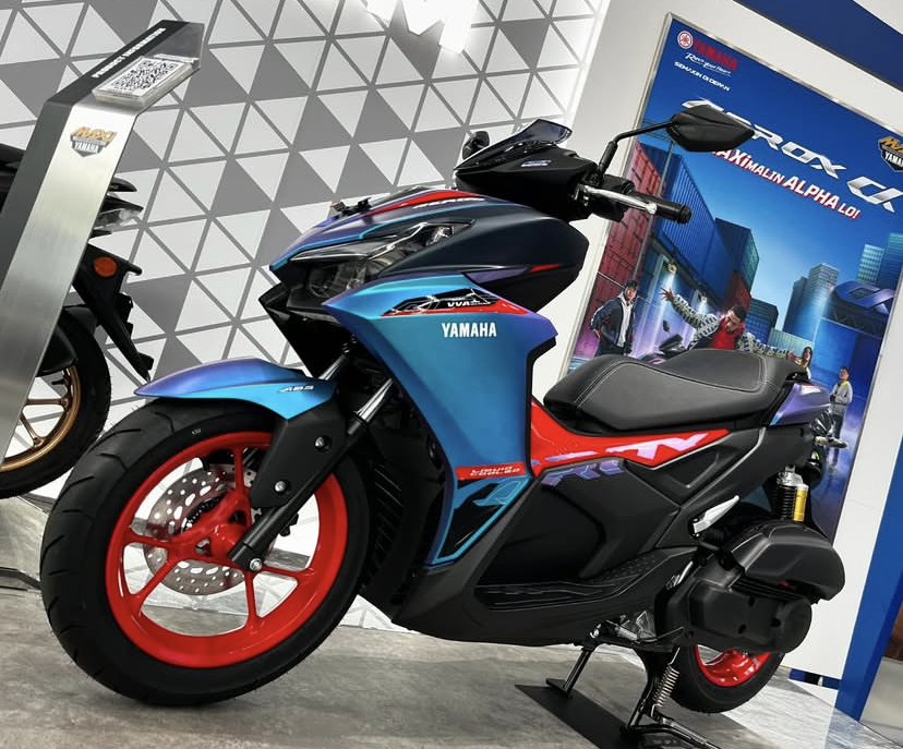 Bingung pilih mana? Ini ulasan lengkap perbedaan Yamaha Aerox Cyber City dan Turbo 2025. Cek fitur, mesin Y-CVT, hingga harga terbarunya di 