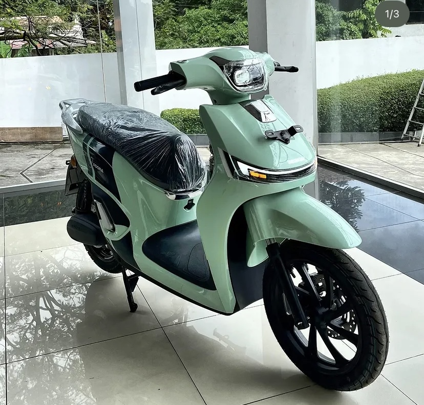 Indomobil Adora hadir dengan TCS, reverse mode, dan harga Rp24 jutaan. Simak spesifikasi lengkap motor listrik ini!