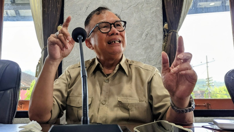 Ketua Komisi 1 DPRD M. Husni Tahir Hamid memimpin rapat terkait persiapan pilkades 2027
