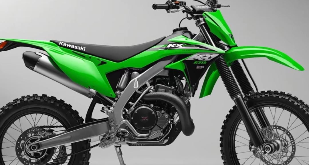 Kawasaki KLX 230 BS 2026 hadir dengan mesin 233 cc injeksi dan harga Rp49 juta. Motor trail hijau ini siap hajar medan ekstrem.