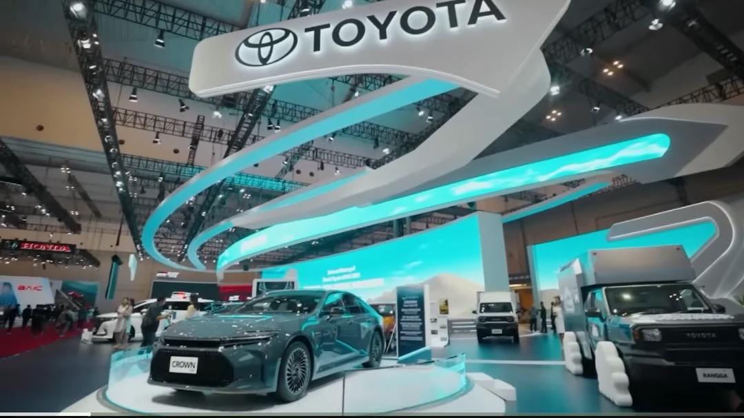Toyota luncurkan dua mobil listrik di GIIAS 2025, Urban Cruiser EV dan bZ4X produksi lokal siap ramaikan pasar EV Indonesia.