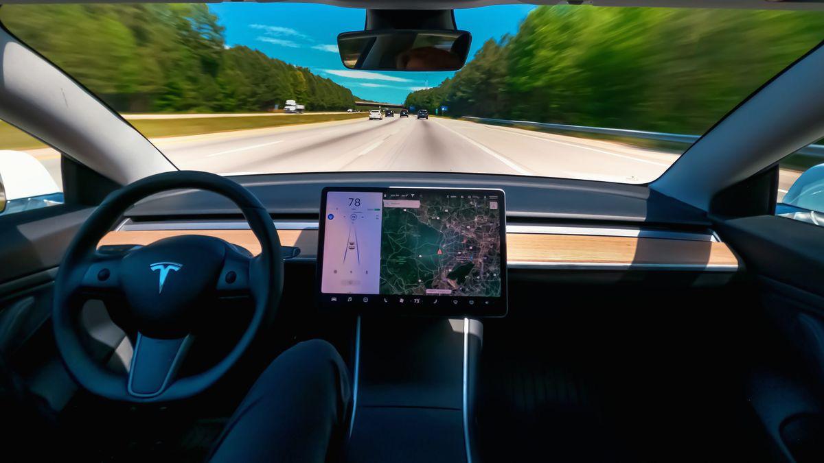 Panduan lengkap cara menyetir Tesla untuk pemula, dari buka pintu, charging, hingga aktifkan autopilot.