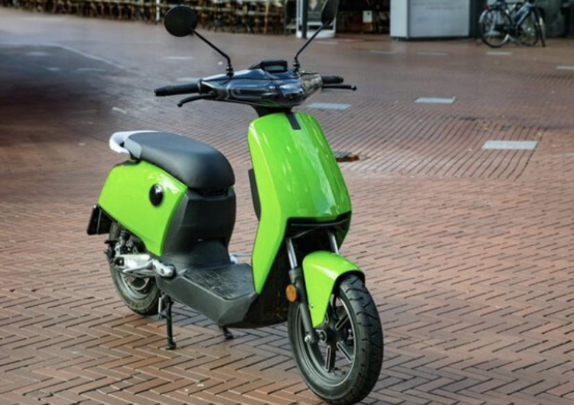 Cek 5 rekomendasi motor listrik 2025 terbaik! Dari Indomobil Tirano hingga Alva Servo X, temukan motor listrik tangguh dengan jarak tempuh hingga 210 km.