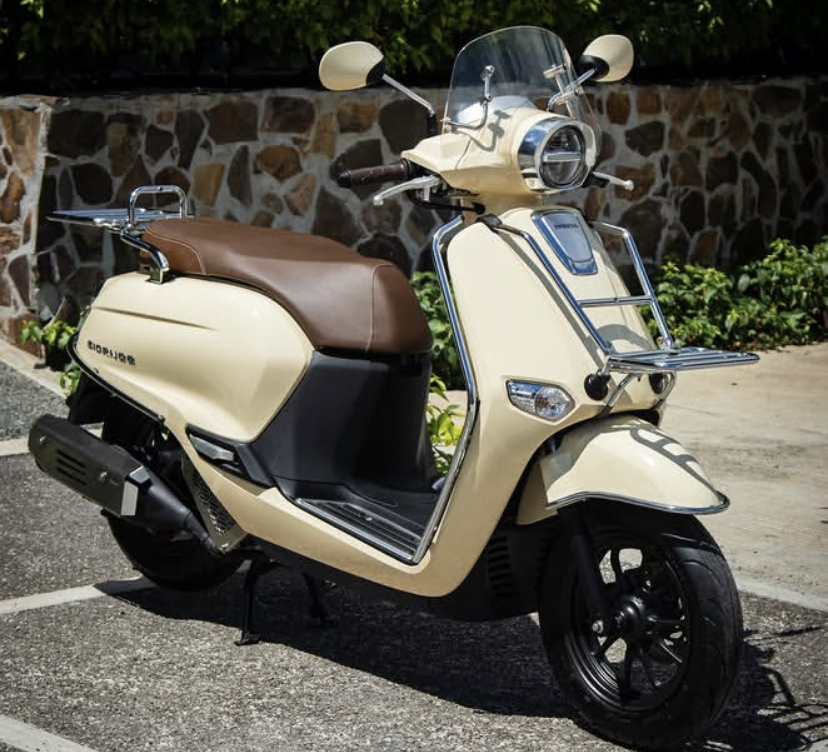 Cek spek Honda Giorno Donald Duck Limited Edition! Skutik retro langka 125cc 4-katup dengan bagasi 30L. Cuma ada satu di Indonesia, kolektor wajib tahu!