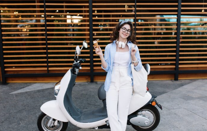 Cek harga Motor Listrik Indomobil QT di IIMS 2026! Cuma 15 jutaan, desain imut ala Vespa, jarak tempuh 135 km. Solusi hemat tanpa sewa baterai!