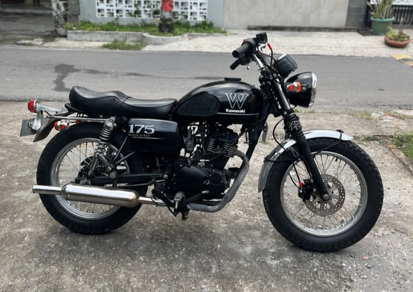 Resmi rilis! Kawasaki W175 Injeksi 2026 versi CKD Indonesia hadir dengan ABS &amp; indikator bensin. Cek harga dan spesifikasi lengkapnya di sini!