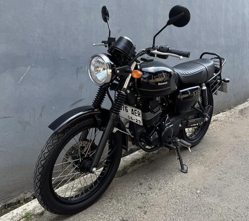 Review Kawasaki W175L Injeksi terbaru! Lebih murah dari versi karburator tapi sudah ABS &amp; lebih irit. Simak beda performa dan fitur lengkapnya.