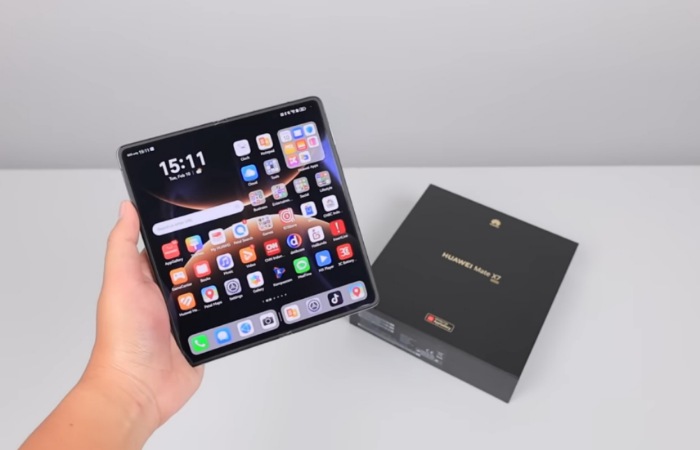 Rekomendasi HP Huawei 2026: Huawei Mate X7 hadir dengan kamera terbaik dan desain premium, cocok untuk pengguna flagship.