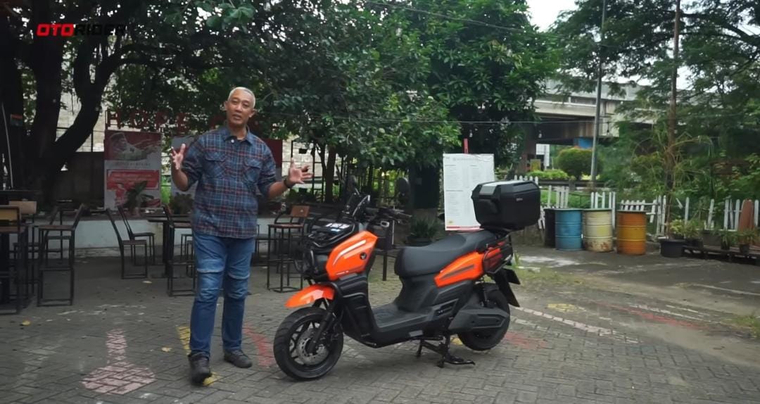 Review Indomobil E-Motor Tirano, motor listrik adventure Rp25,9 juta dengan fast charging gratis dan jarak tempuh 110 km.