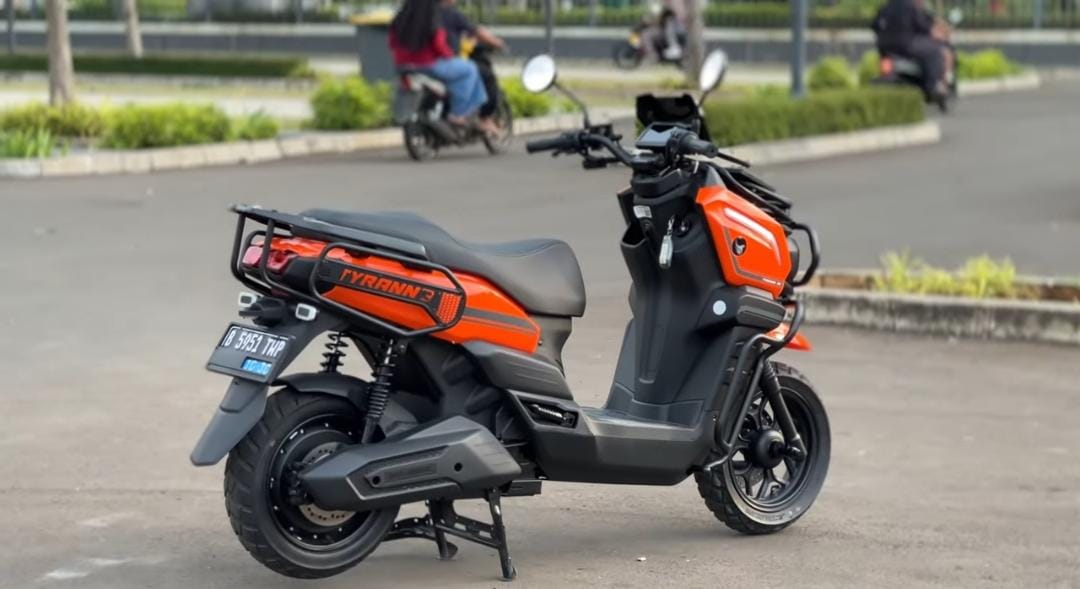 Review Indomobil EMotor Tirano, motor listrik adventure Rp25,9 juta dengan top speed 86 km/jam dan fitur canggih.