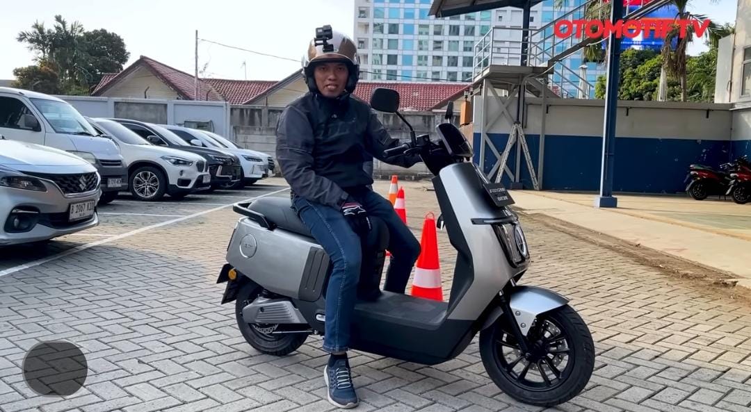 Polytron Fox 200 meluncur dengan harga Rp11,5 juta, fitur alarm salah sein, dan jarak tempuh 85 km. Cocok untuk harian.