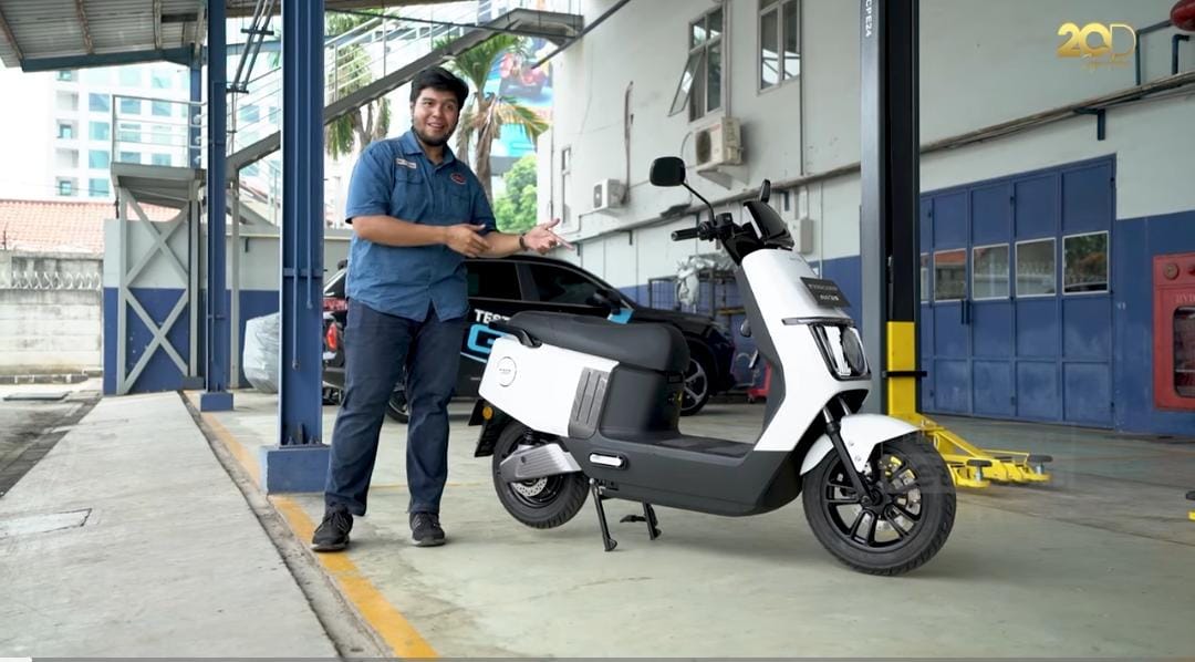 Polytron Fox 200 hadir dengan sewa baterai Rp125 ribu dan fitur Fox Alert. Motor listrik ringan untuk harian.