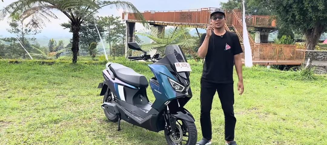 Polytron Fox 350 viral dengan desain baru, keyless, dan cruise control. Simak review lengkap motor listrik terbaru ini!