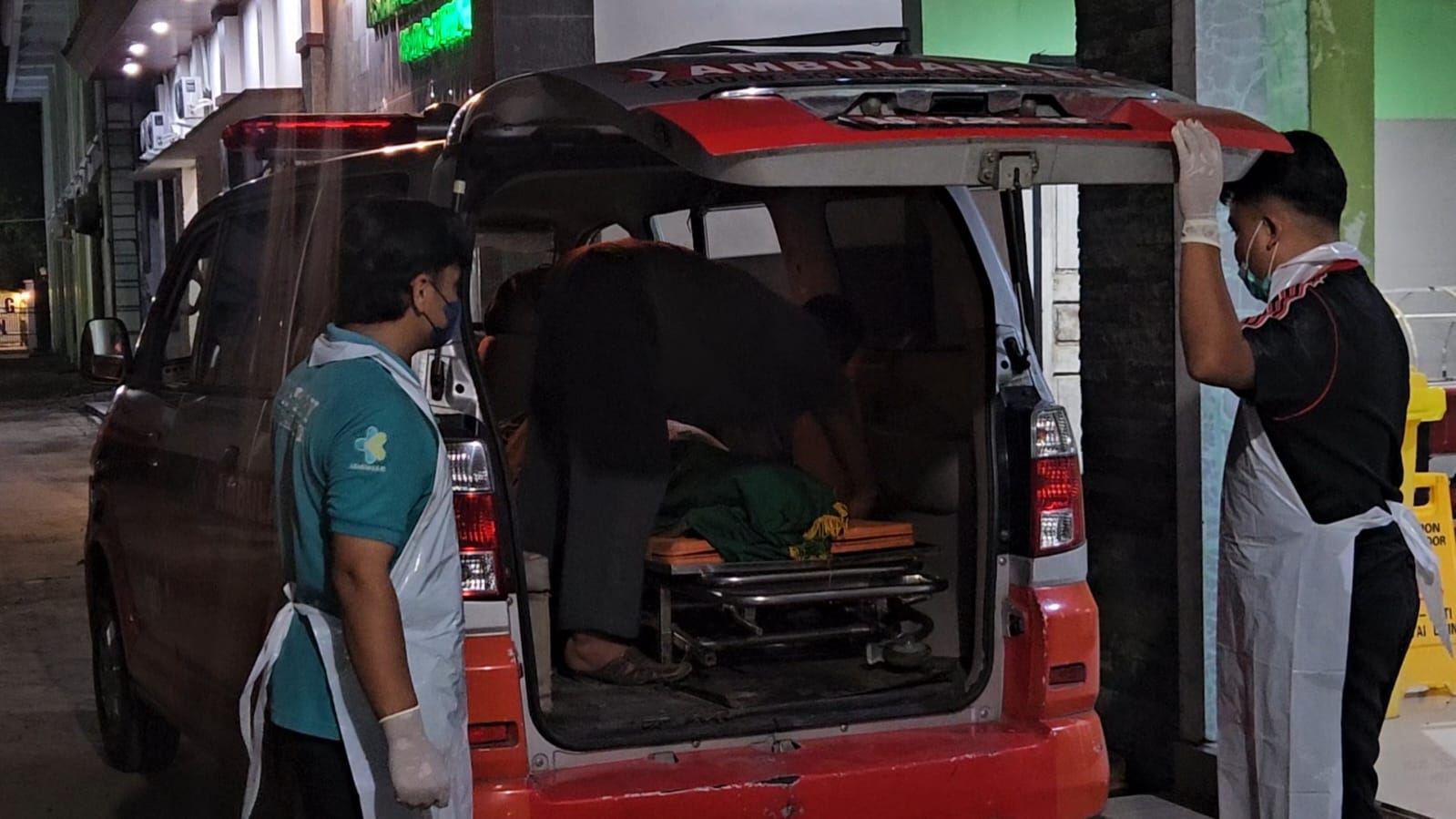 Jenazah DW, warga Kecamatan Pule, Trenggalek, yang nekat mengakhiri hidupnya sendiri dibawa keluar dari kamar jenazah.