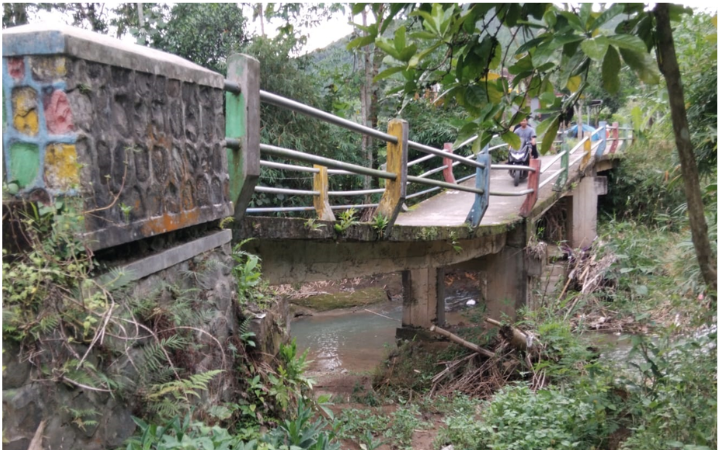 KONEKTIVITAS: Fondasi salah satu jembatan di Desa Dawuhan, Kecamatan Trenggalek, yang ambles dan terancam putus.