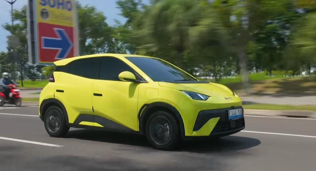 BYD Atto 1 diuji langsung! Simak performa, akselerasi 0-100 km/jam, dan biaya per km mobil listrik Rp195 juta ini.