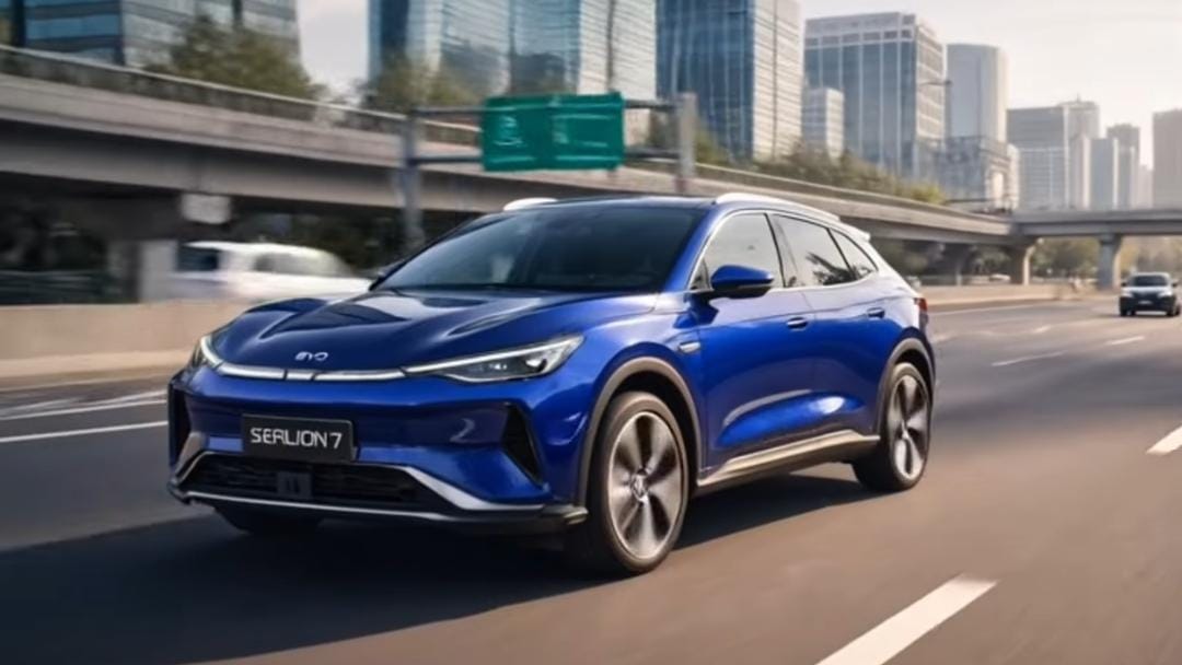 BYD Sealion 7 2026 hadir sebagai SUV listrik futuristik, pakai Blade Battery, harga diprediksi Rp700&ndash;900 juta.