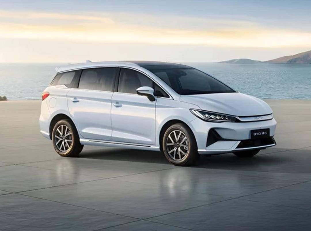 BYD M6 jadi MPV listrik 7-seater termurah, range 530 km, dipakai Grab dan Bluebird, tapi rem dan interior jadi sorotan.
