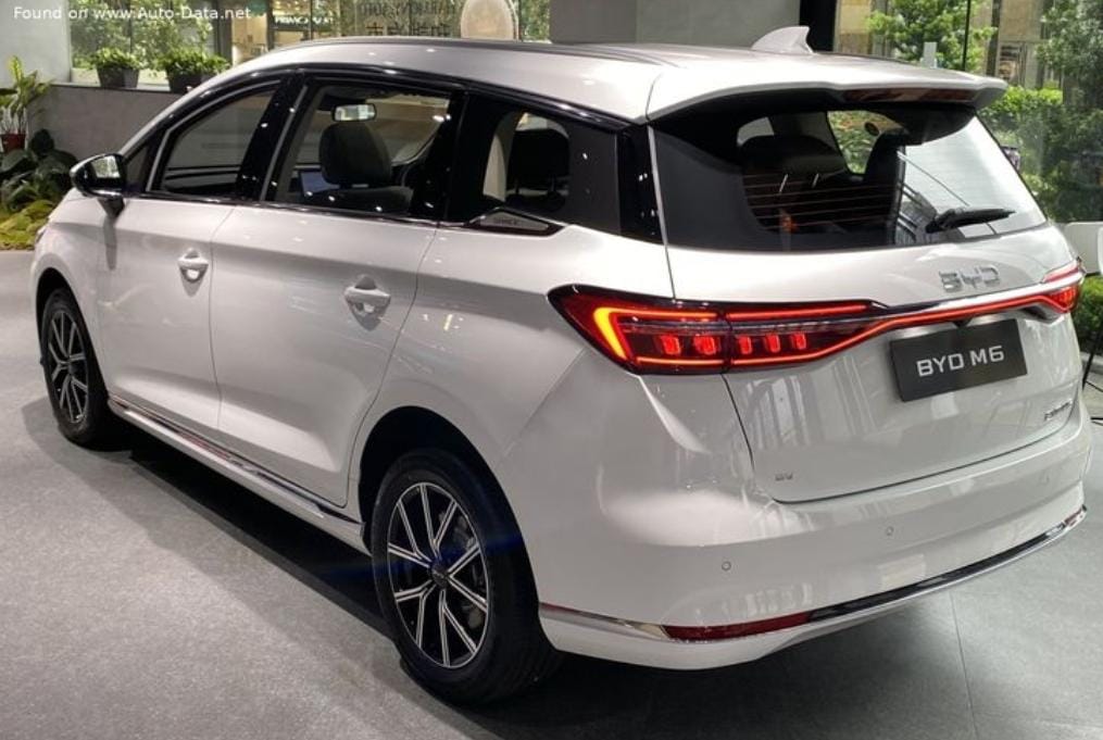 Review BYD M6, MPV listrik 7-seater Rp370 jutaan, range 530 km, fitur lengkap tapi rasa setir dan rem jadi sorotan.