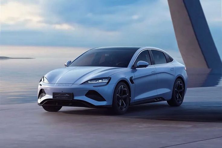 Mobil listrik terlaris 2025 tembus 103 ribu unit. BYD kuasai 45% pasar EV Indonesia, cek daftar lengkapnya!