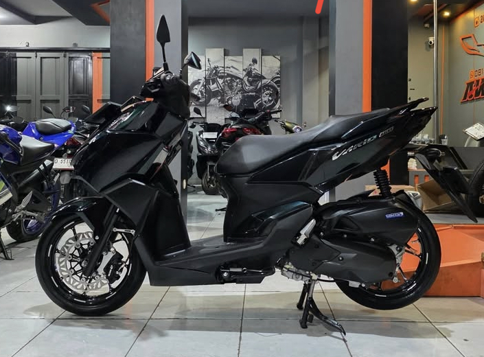 Vario 160 facelift 2026 dikabarkan siap meluncur. Bocoran proyek K2SM ungkap desain baru, revisi mounting, dan rangka ESAF.