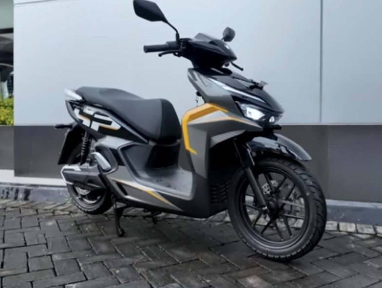 Review Indomobil EMotor Sprinto EV 2025, motor listrik 3,5 kW harga Rp25,5 juta dengan TFT touchscreen dan mode Boost.